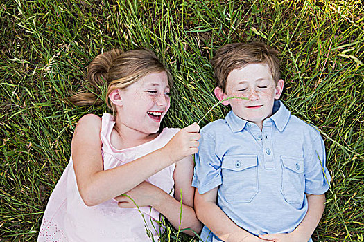 两个孩子,兄弟姐妹,卧,并排,草地
