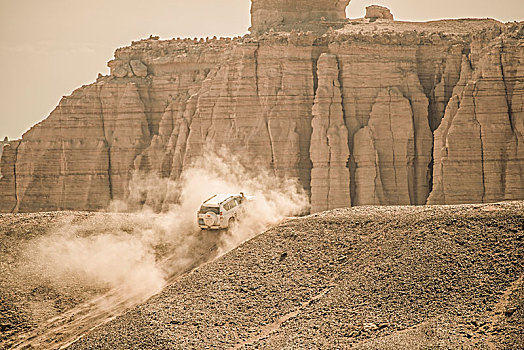 新疆,沙漠,雅丹地貌,沙岩,灰尘,越野车