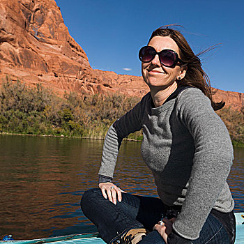 女人,坐,船,科罗拉多河,亚利桑那,美国