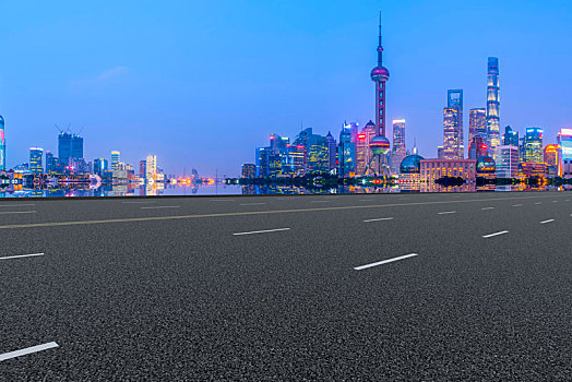 柏油高速公路和上海城市天际线夜景