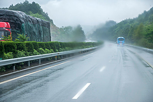 重庆至长沙在雨中g78高速公路
