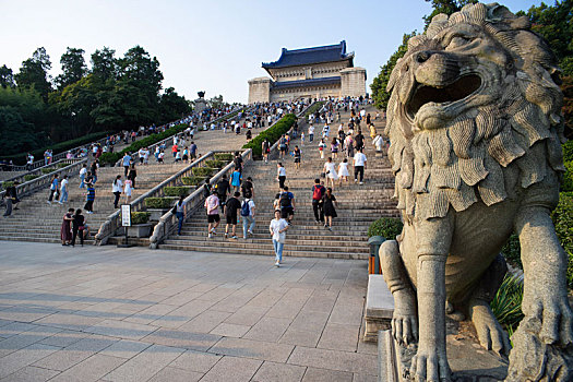 江苏省南京市中山陵石阶旁边的狮子雕塑