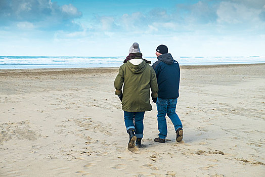 两个人,包着,向上,寒冷天气,走,海滩