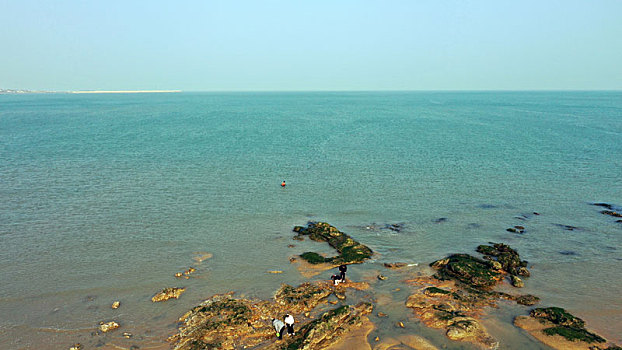 航拍赶海胜地太公岛,游客赶海拾贝乐在其中