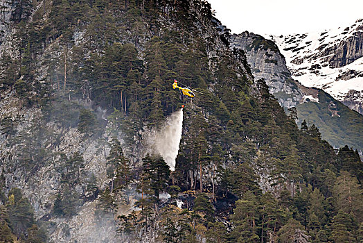 直升飞机,消防,森林火灾,靠近,因斯布鲁克,奥地利