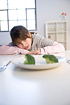 女孩,坐,正面,盘子,花椰菜,反感