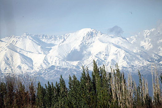 新疆哈密,雨后天山雪