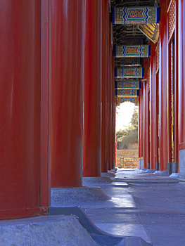 颐和园仁寿殿前的朱漆檐柱与金柱