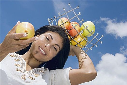 仰视,中年,女人,拿着,水果,托盘,头部,展示,苹果