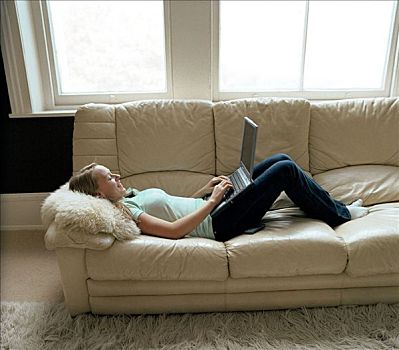 女青年,躺着,沙发,使用笔记本,电脑