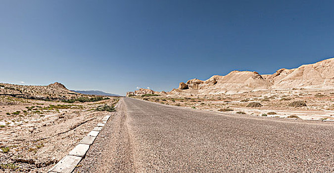 中国西部荒野道路