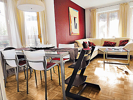 餐桌,玻璃,大浅盘,黑色,椅子,舒适,角,沙发,背景,正面,窗,一个,墙壁,涂绘,波尔多,红色