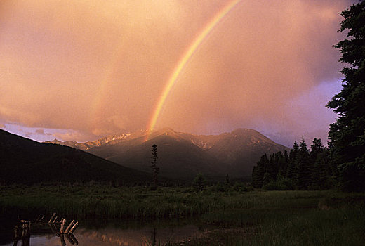 加拿大,艾伯塔省,落基山脉,班芙国家公园,维米里翁湖,彩虹