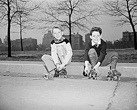 两个男孩,滑旱冰,坐,路边