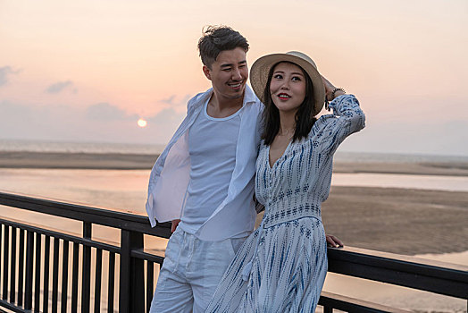 快樂的年輕情侶在海邊