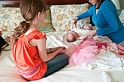 女孩,协助,母亲,打扮,女婴,床