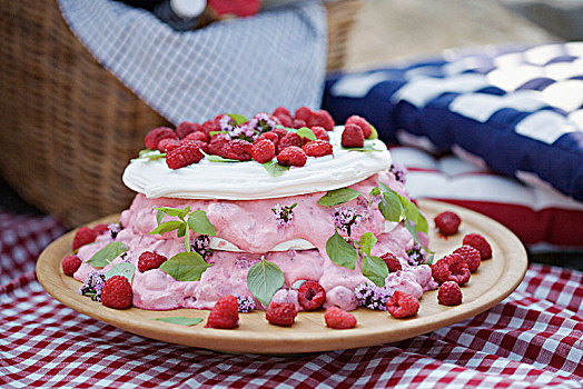 蛋白饼糕,树莓,瑞典