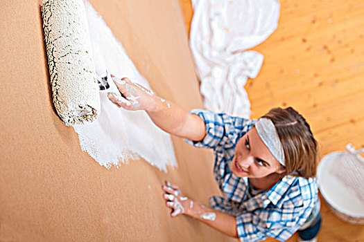 家庭装修,女青年,上油漆,墙壁,油漆滚
