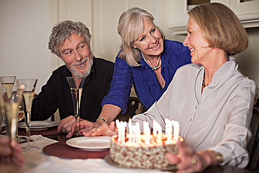 老年,女人,朋友,生日蛋糕