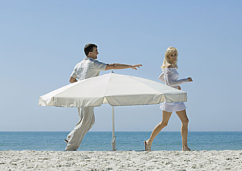 男人,追逐,女人,伞,海滩