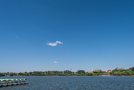 中国北京北海公园的湖边园林建筑