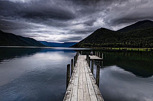 女人,坐,阴郁,天气,心情,木质,步行桥,湖,南岛,新西兰