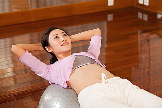 年轻女人瑜伽健身