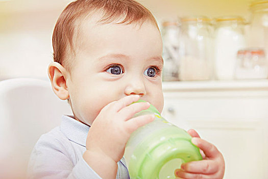 蓝色眼睛,男婴,喝,奶瓶