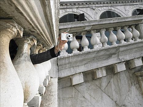 女人,握着,数码相机,照相,石头,护栏,里亚尔托桥,威尼斯,意大利