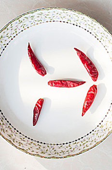 盘子中的红色辣椒拼成微笑图案