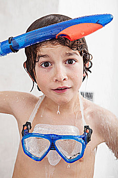 男孩,站立,淋浴,潜水面具,通气管