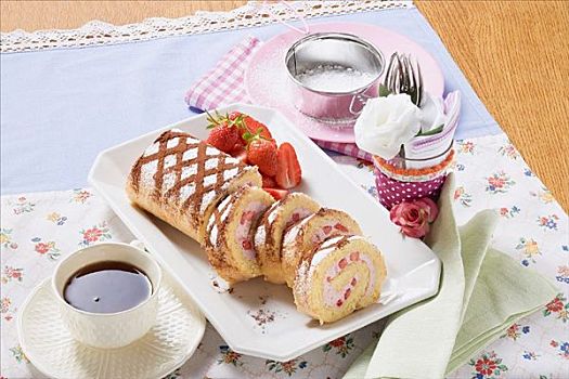 海绵蛋糕卷,草莓,切片,咖啡杯