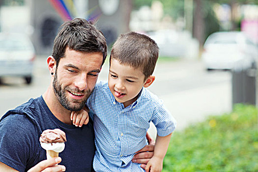 父亲,拿着,冰淇淋,儿子,舔嘴唇