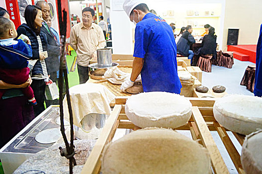 深圳茶博会,传统石磨压制制茶工艺展示