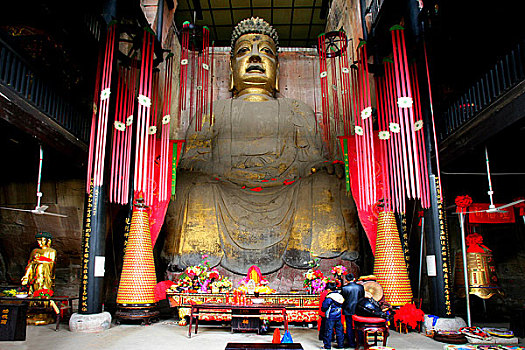 潼南大佛寺内大佛殿中有一尊饰金摩岩大佛