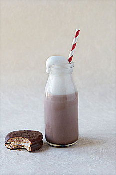 瓶子,巧克力牛奶,吸管,饼干