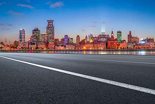 城市道路夜景和上海陆家嘴建筑景观