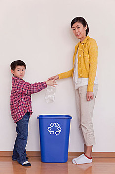 扔垃圾的母亲和孩子
