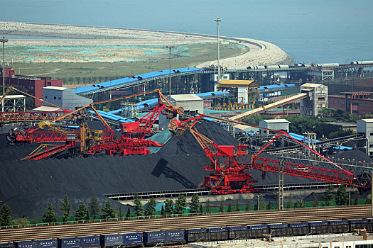 港口装卸生产繁忙有序,彰显中国经济蓬勃发展
