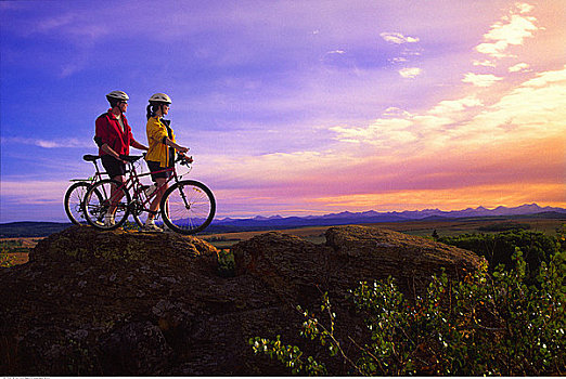 伴侣,山地自行车,休息,石头,日落,艾伯塔省,加拿大