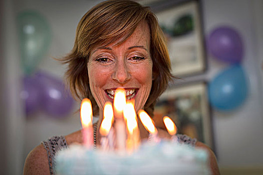 成年,女人,拿着,生日蛋糕,蜡烛