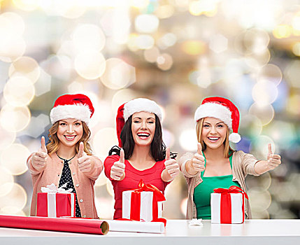 圣诞节,休假,手势,装饰,人,概念,微笑,女人,圣诞老人,帽子,纸,礼盒,展示,竖大拇指,上方,背景