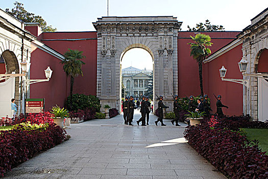 多马巴切新皇宫,建筑