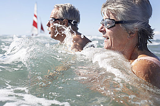 海洋,泳镜,侧面,特写,序列,人,老人,一对,60-70岁,波浪,浪花,水,运动,健身,活动,探险,健康,生活,降温,清爽,休闲