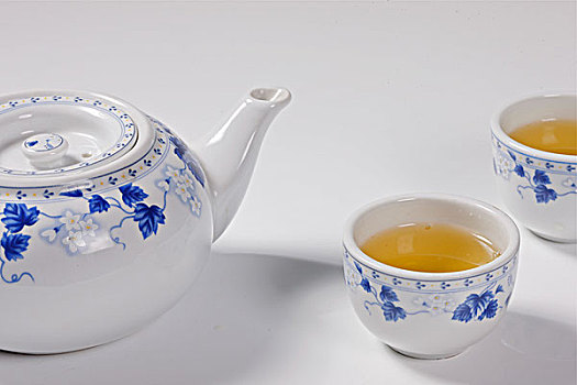 青花瓷茶壶和茶碗