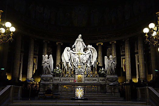 法国巴黎--玛德莲教堂,圣母像