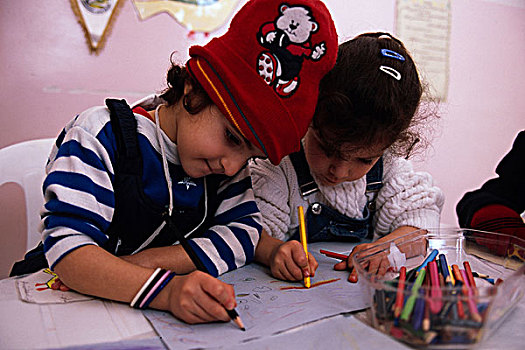 坐,桌子,两个女孩,纸,幼儿园,居民区,城市,北方,区域,信息,一月,2003年,孩子
