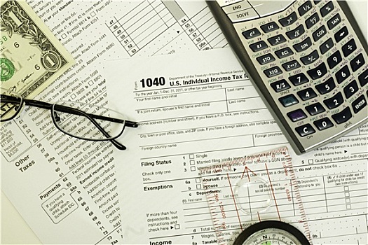 税单,计算器,眼镜,圆规,钱