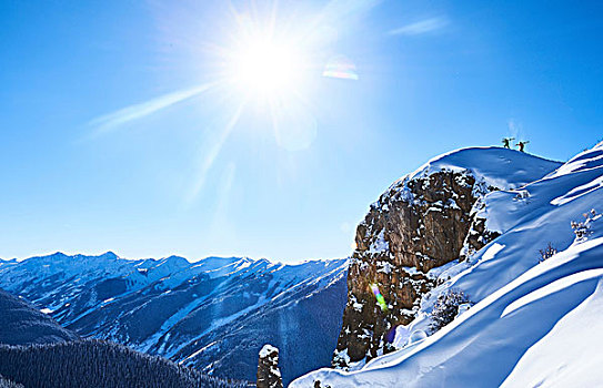 远景,两个,男性,滑雪,向上,积雪,山脊,白杨,科罗拉多,美国