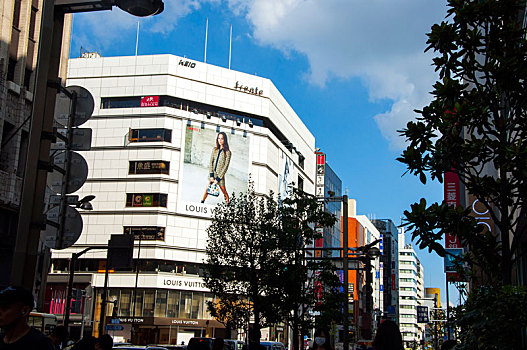 日本东京新宿,热闹的商业中心,百货公司办公大楼林立